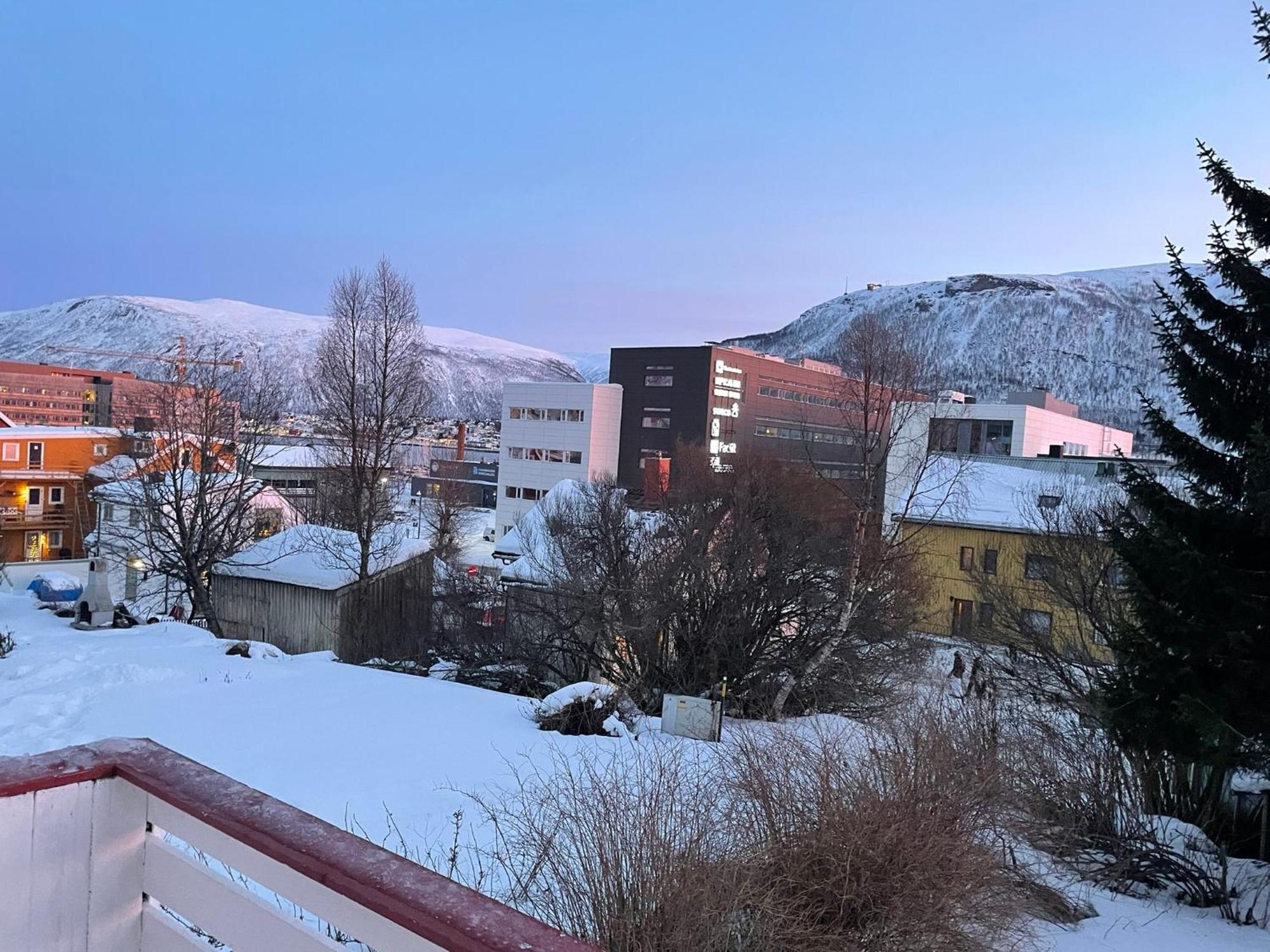 Centrally Located Apartment With 2 Bedrooms And Free Parking Tromsø Exterior foto